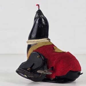 Antiguo Juguete de Lata Japonés: Foca Mecánica con Capa Roja - imagen 3