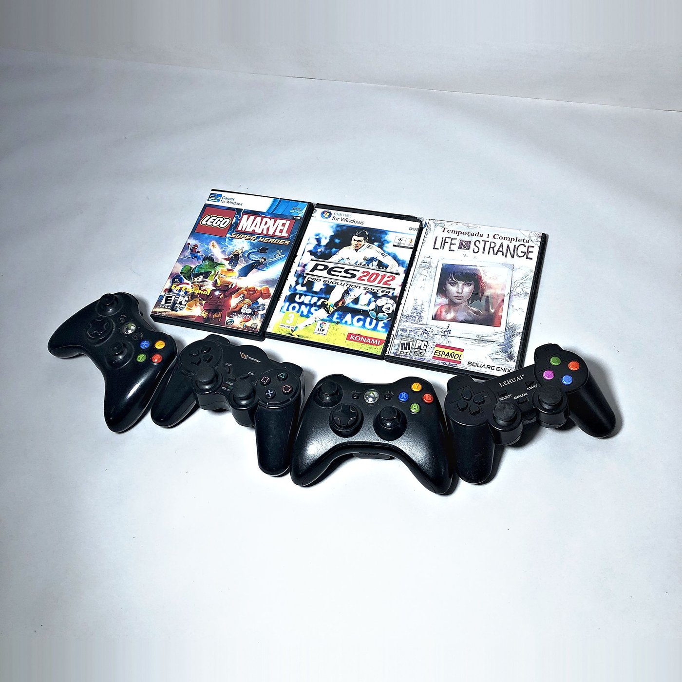 Lote de 4 Joysticks de Consola y 3 Videojuegos de PC en Caja