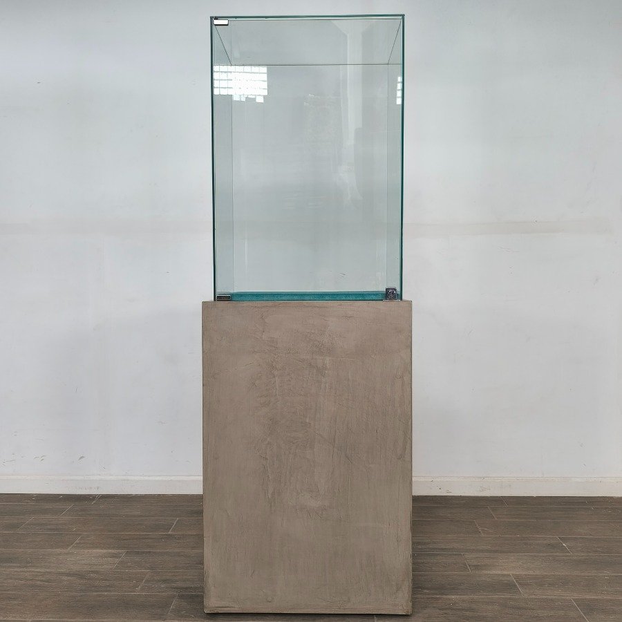 Lote anterior: Vitrina exhibidora moderna en vidrio 8mm con base imitación de concreto