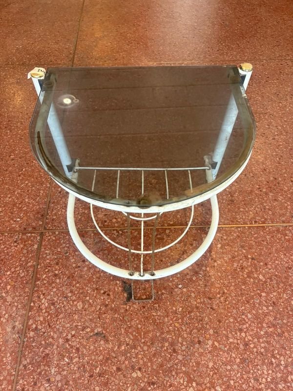 Mesa de vidrio con espejo y detalles decorativos - imagen 3