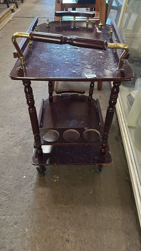 Mesa tipo bar con ruedas en mal estado - imagen 3