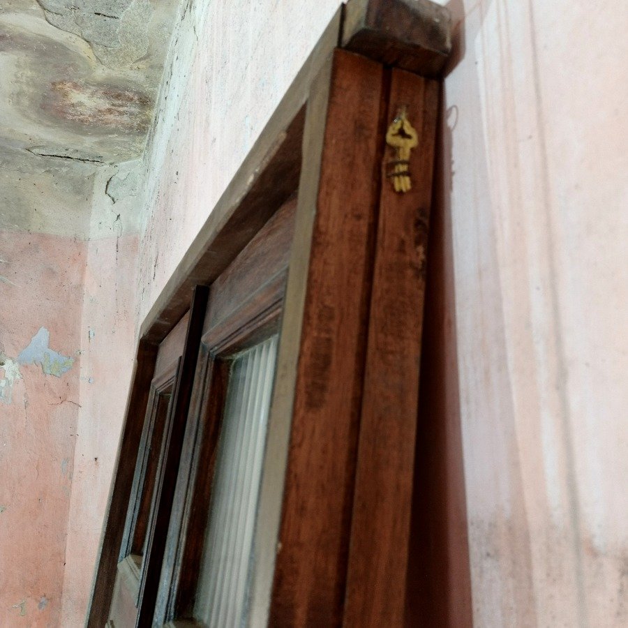 Puerta antigua de dos hojas vidriadas con marco, falleba y cerrojo - imagen 4