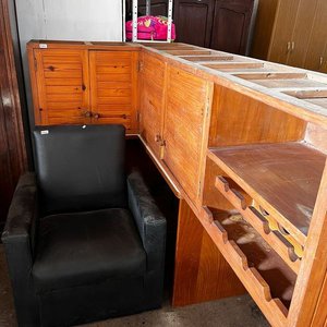 Lote siguiente: Mueble Esquinero de Madera con Estantes y Bodega para Botellas