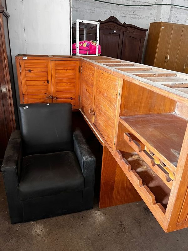 Mueble Esquinero de Madera con Estantes y Bodega para Botellas