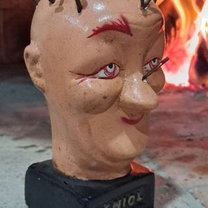 Cabeza de Geniol Coleccionable con Clavos y Base - imagen 2
