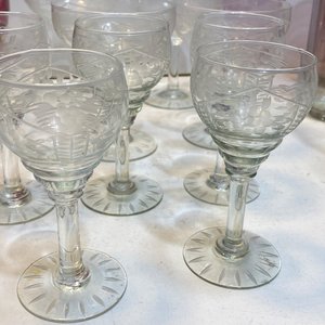 Cristalería Surtida: Copas y Vasos Rojizos con Grabados y Detalles Dorados - imagen 3