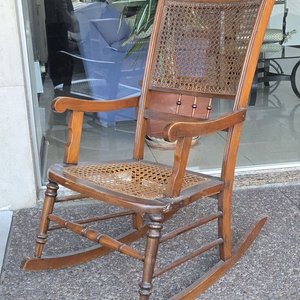 Mecedora Antigua de Madera con Detalles - imagen 6