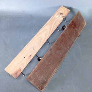 Dos percheros de madera, uno con 4 y otro con 2 ganchos - imagen 5