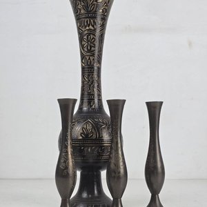 Lote de 6 piezas decorativas: 2 jarrones grandes, 3 floreros grabados y cuenco esmaltado - imagen 4