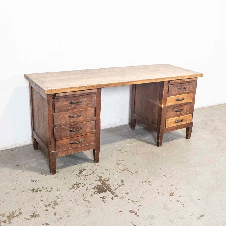 Lote siguiente: Escritorio en roble con ocho cajones y dos tablas