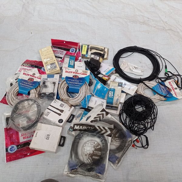 Lote de diferentes cargadores y cables . - imagen 1