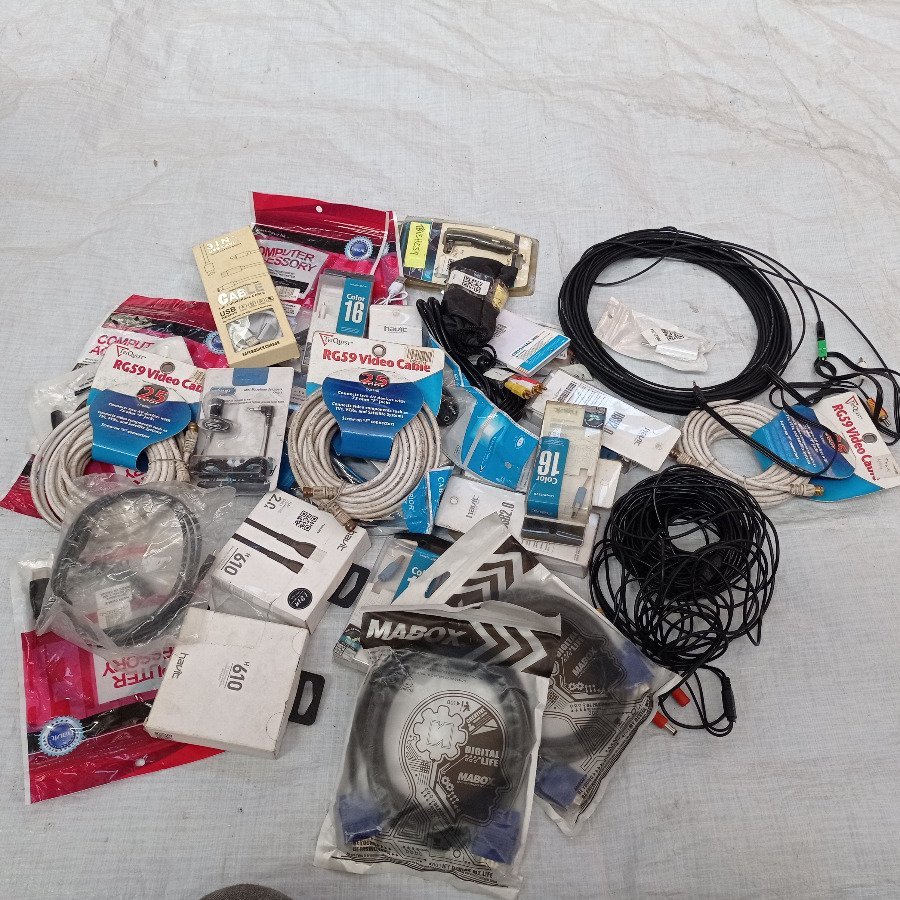 Lote de diferentes cargadores y cables .