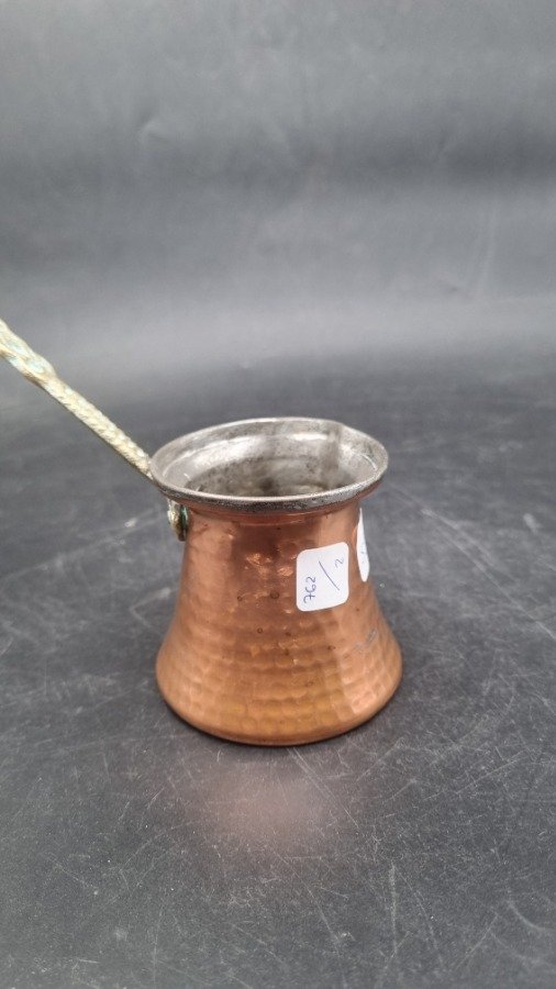 Cafetera Turca Antigua de Cobre Martillado con Detalles Decorativos - imagen 1