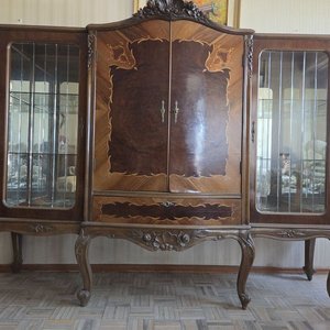 Lote siguiente: Cristalero Francés Luis XV con Marquetería y Detalles Tallados
