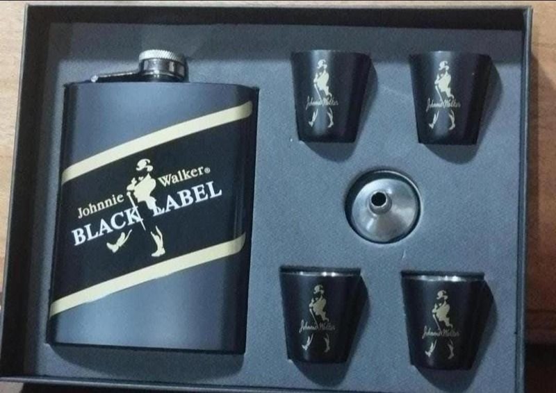 Petaca de metal con vasos y envudo