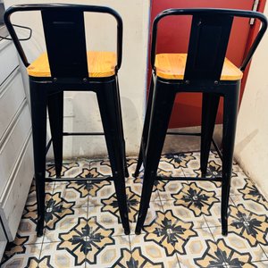 Lote #018 – Dos banquetas ¨Tolix¨con asiento de madera - imagen 3
