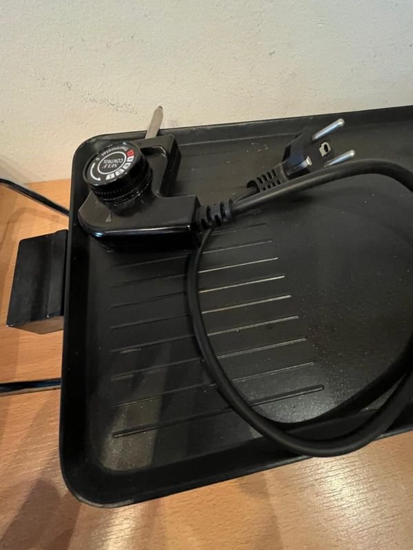 Plancha gril eléctrica metal negro en buen estado - imagen 2
