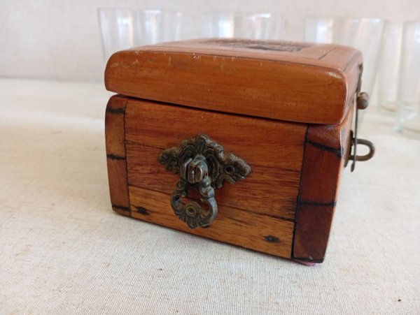 Caja de madera con 8 vasos claros - imagen 7