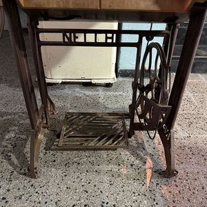 Máquina de Coser Necchi Antigua con Mueble y Tapa - imagen 5