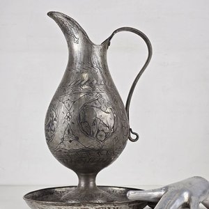 Lote anterior: Jarra Antigua de Peltre con Bandeja Decorada