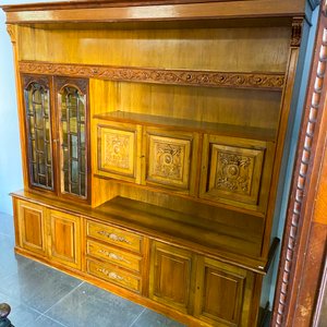 Mueble de madera con vitrina y cajones - imagen 1