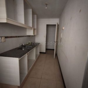 Remate de Apartamento: Dormitorio, Baño, Cocina y Balcón - imagen 5
