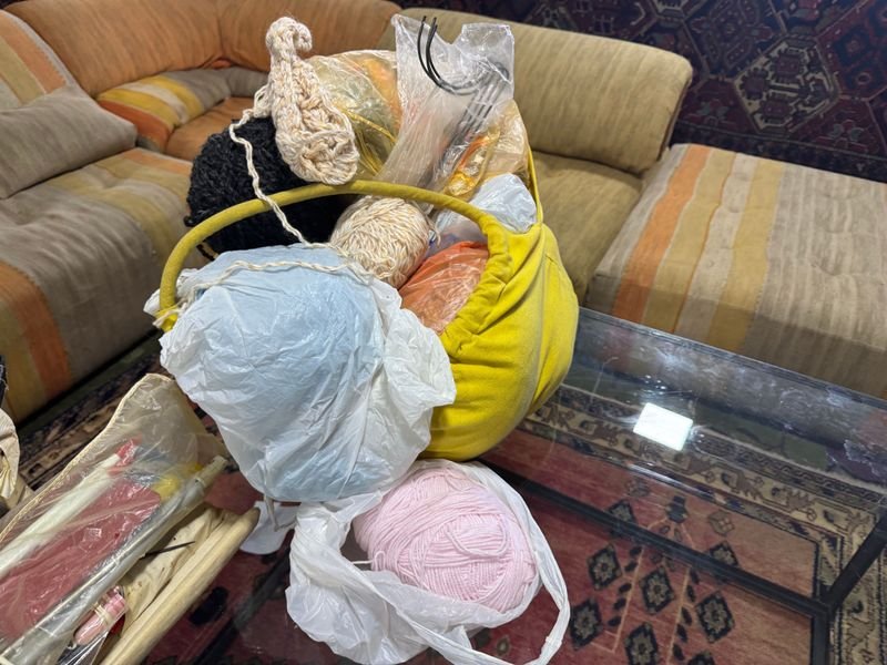 Gigantesco lote de materiales para tejer y crochet - imagen 2