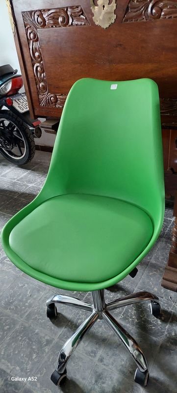 Silla de escritorio verde en buen estado - imagen 3