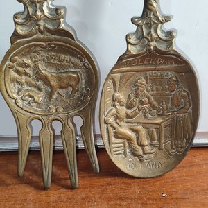 Par de Piezas Decorativas de Bronce Macizo: Tenedor y Cuchara con Escenas Holandesas - imagen 2