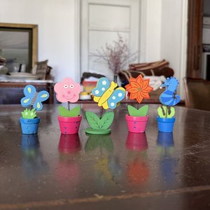Lote siguiente: Adornos de Madera Pintados a Mano: Flores, Animales y Mariposas