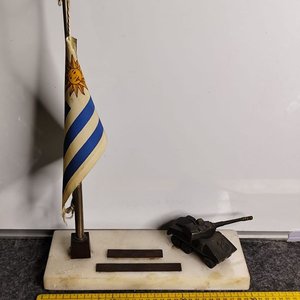 Pieza de Escritorio con Tanque de Bronce, Bandera Uruguaya y Placas Conmemorativas - imagen 8