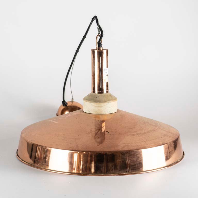 Lote anterior: Colgante de luz con detalles de metal y madera