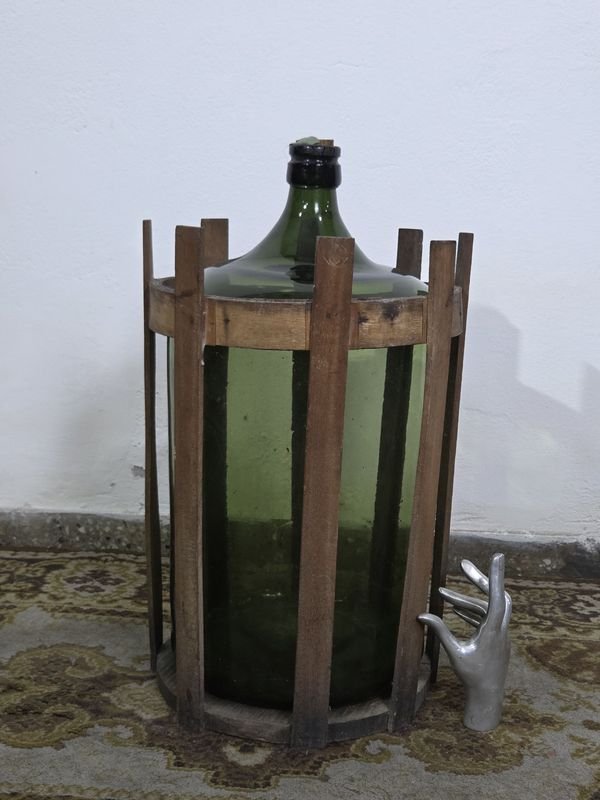 Lote siguiente: Gran damajuana con canasto de madera en buen estado