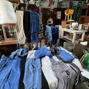 Lote de Ropa Variada: Jeans, Shorts y Remeras - imagen 3