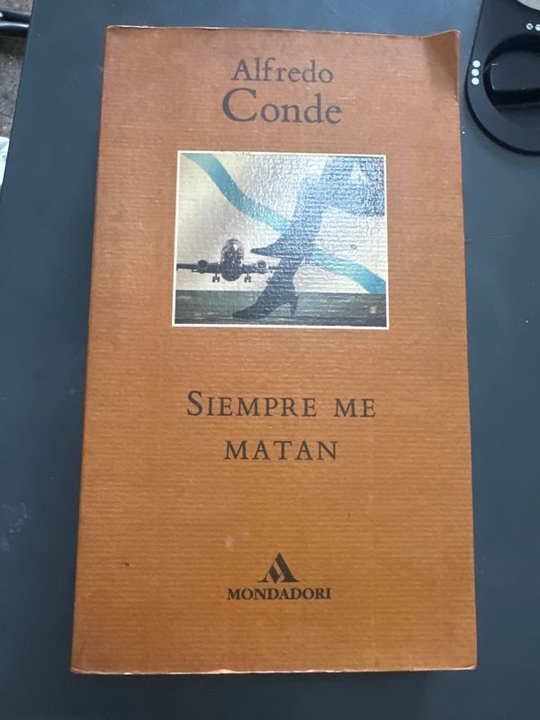 Libro "Siempre me matan" de Alfredo Conde, Edición Mondadori