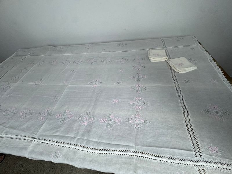 Mantel antiguo bordado con seis servilletas - imagen 5