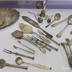 Lote de 29 Piezas de Metal Plateado: Bandejas y Cubiertos de Servir con Bordes Labrados - imagen 6