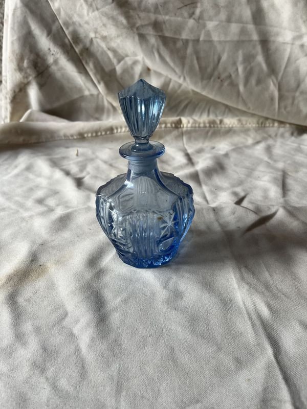 Lote anterior: Botella de vidrio azul con tapa y asa