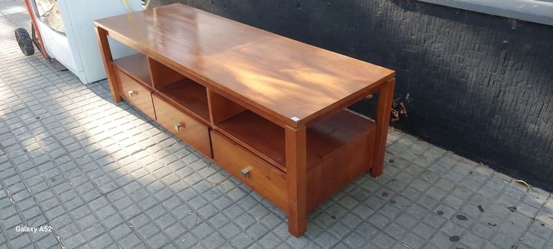 Rack de TV en madera con estantes y cajones - imagen 3