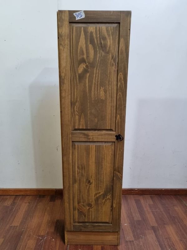 Lote siguiente: Mueble de madera con estantes y cerradura