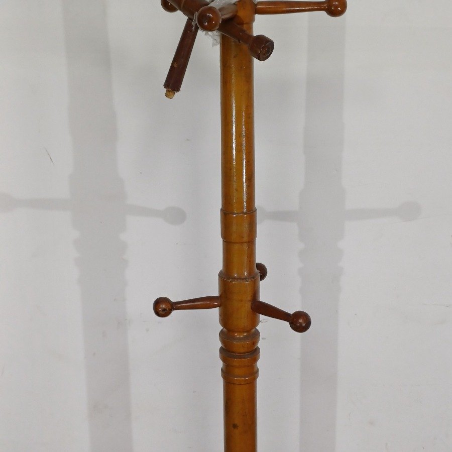 Perchero de pie de madera de pino con base circular y tres patas - imagen 4