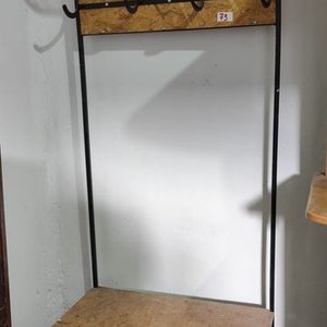 Lote siguiente: Estantería de Hierro con Perchero y Madera Rústica
