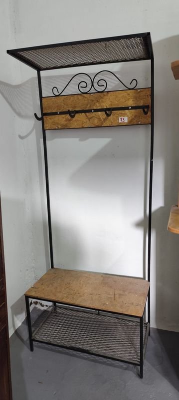 Estantería de Hierro con Perchero y Madera Rústica