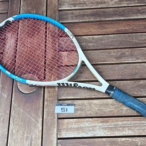 Lote anterior: Raqueta de tenis marca Wilson N5,3 HY Brid, con encordado y grip colocado; usada, con desgaste propio del uso.