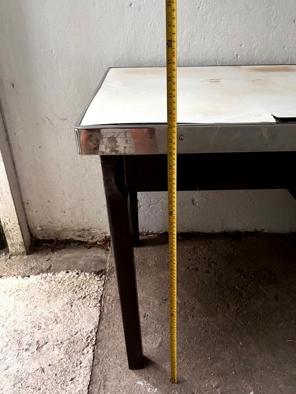 Antiguo Escritorio de Oficina en Estructura Metálica con Tres Cajones Laterales con Tiradores Metálicos - imagen 11