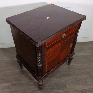 Mesa de Noche Estilo Sheraton con Cajón y Puerta - imagen 3