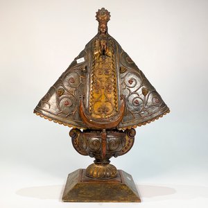 Lote siguiente: Escultura Virgen de Luján en Cerámica con Base