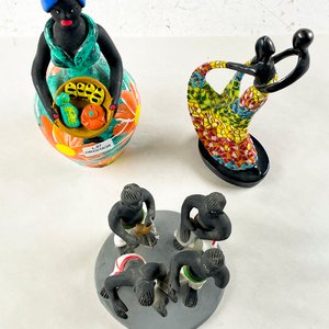 Trío de Figuras de Cerámica: Grupo de Capoeira y Mujer con Cesta - imagen 2