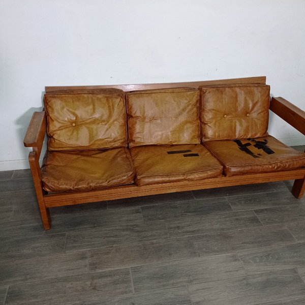 Sillón de 3 cuerpos en madera con tapizado de cuero