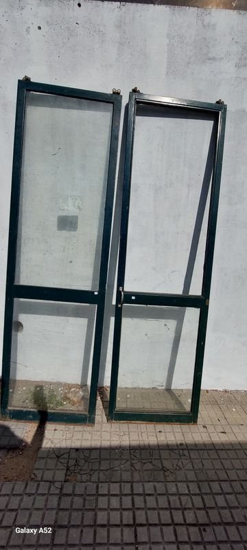 Puertas de ventana antiguas con vidrio roto - imagen 3